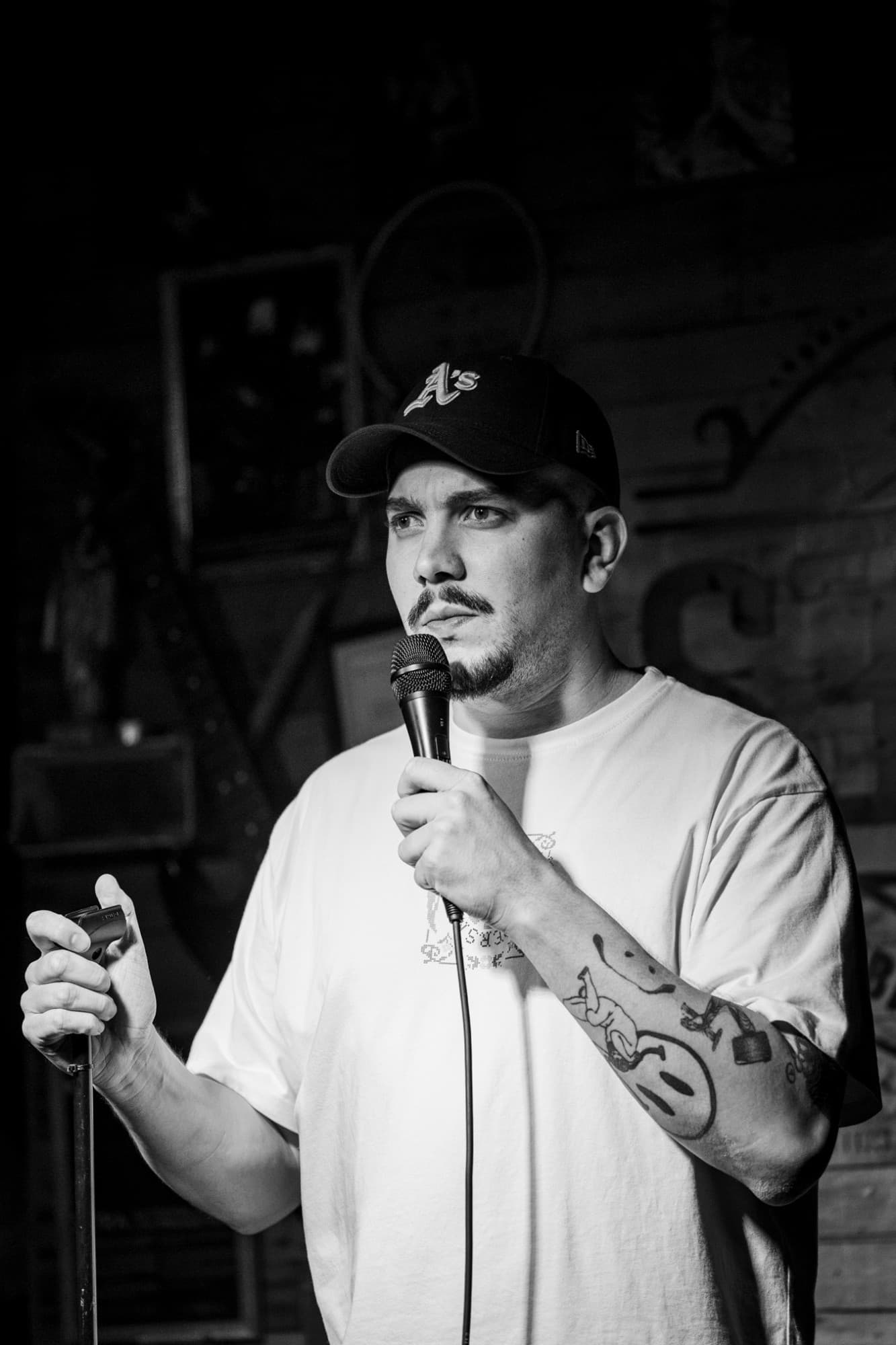 Roberto Correia em palco, de microfone na mão